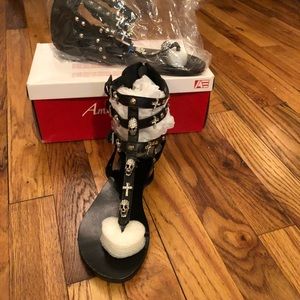 Gladiator sandals with skulls